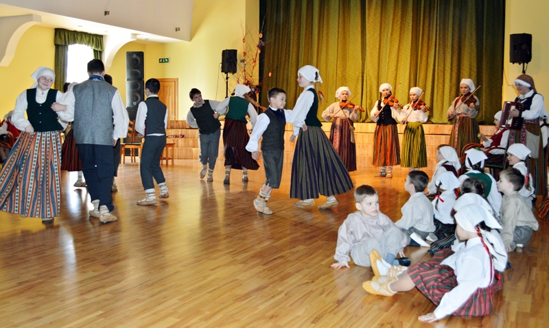 Iedzīvina tautas tradīcijas