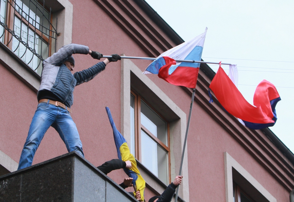 papildināts (18:27) - FOTO: Prokrieviskie demonstranti Doņeckā sagrābuši prokuratūras un drošības dienesta ēkas