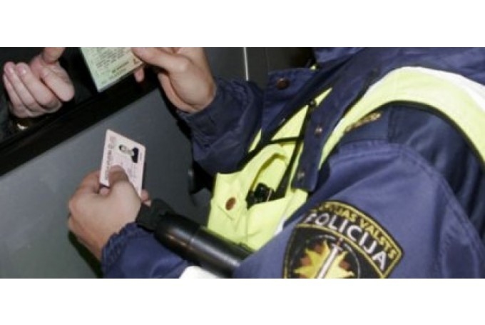 Autovadītājs regulāri nepiesprādzējas un piedāvā kukuli