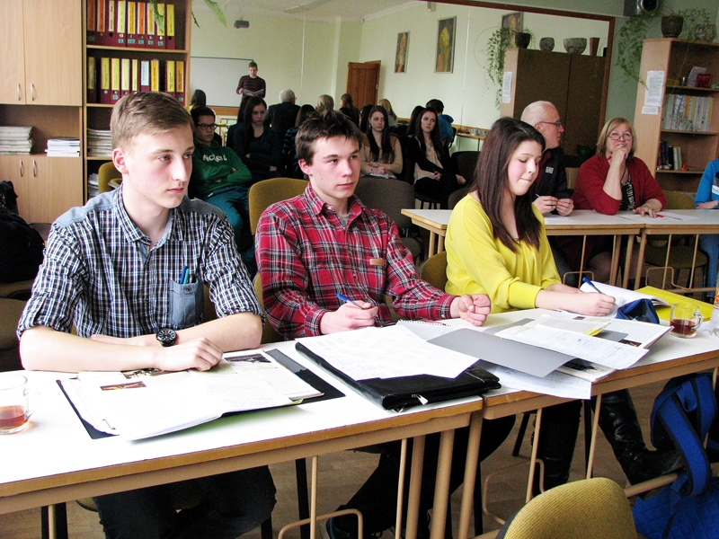 Skolēni diskutē par Latvijas vēsturi