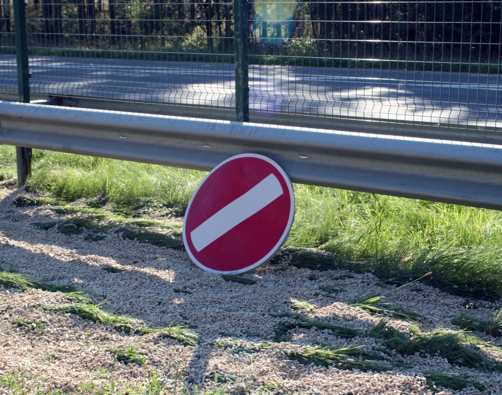 Rēzeknē no kravas automašīnas izkrīt lielgabali