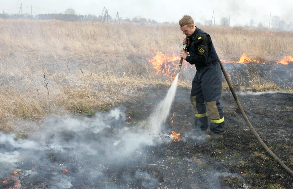 Kūlas dedzināšana nerimstas