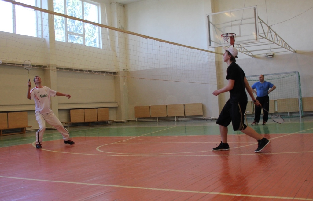 Rundālē daži entuziasti sacenšas badmintonā