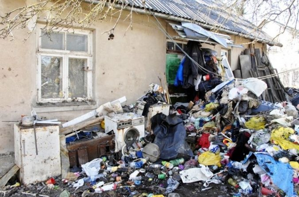 Bauskā sakopj privātu īpašumu, kas pārvērties par izgāztuvi un fotoobjektu
