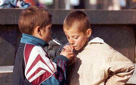 Bauskā pieķer smēķējam trīs pusaudžus