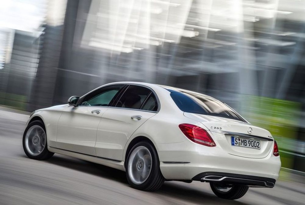 Mazākais Mercedes limuzīns izvirza jaunus standartus pats sev un sīkstākajiem konkurentiem