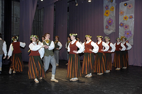 Dejotāji labāko izrādīs skatē