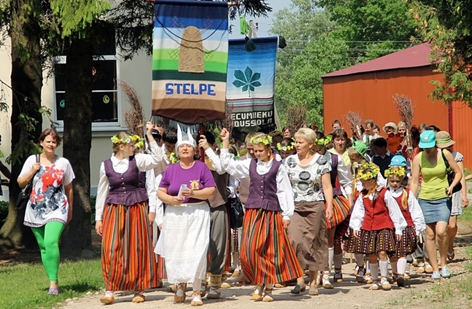 FOTO: Stelpē skolu dejotāji iedanco vasariņu