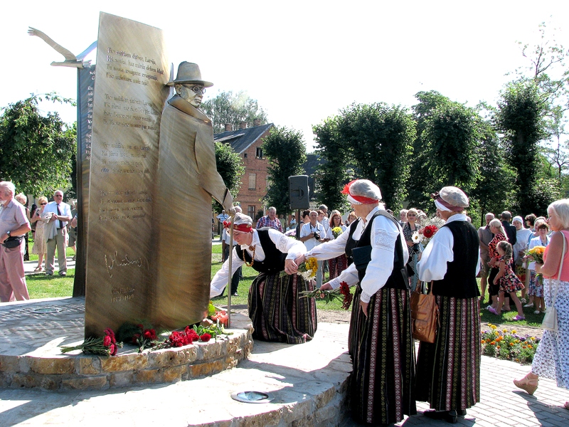 Bauskā svin svētkus un atklāj pieminekli Vilim Plūdonim