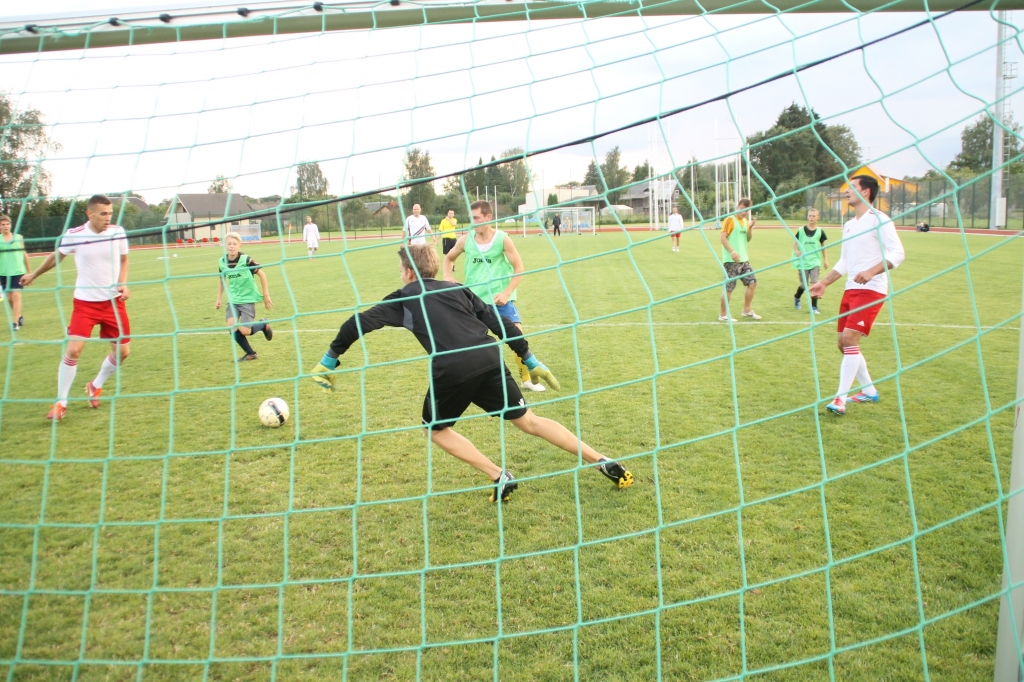 Tiekas dažādu prasmju futbolisti