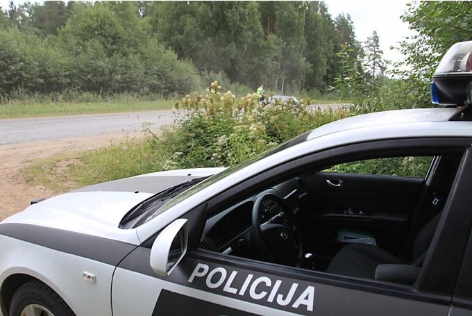 Piedzērušos braucējus aiztur uz mazajiem lauku ceļiem