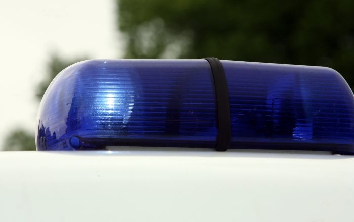 Avārijā uz Bauskas šosejas pie Codes izbirušas šprotu bundžas
