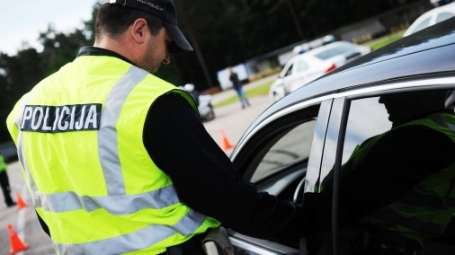 Svitenē autovadītājs ar 150 eiro mēģina piekukuļot policistus