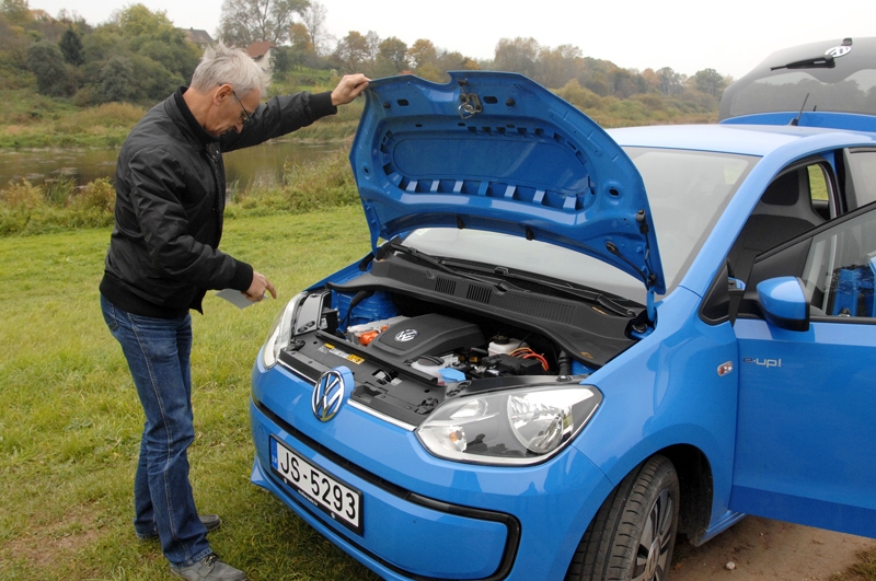 Automašīna pieripo klusi un nemanot