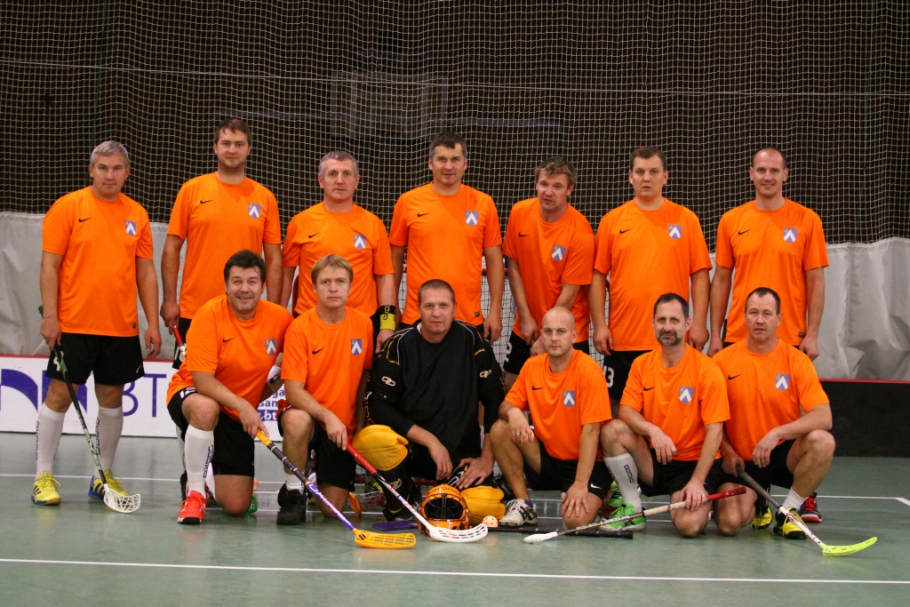 Florbola veterāni sāk pārliecinoši