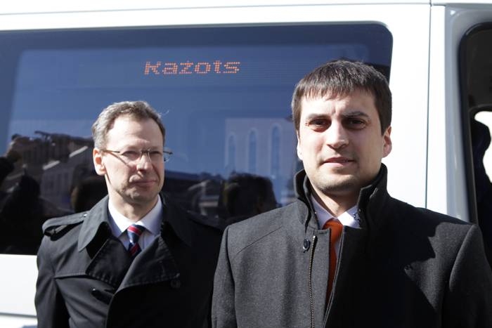 «Sabiedriskais autobuss» neizpratnē par zemas cenas pārmetumiem