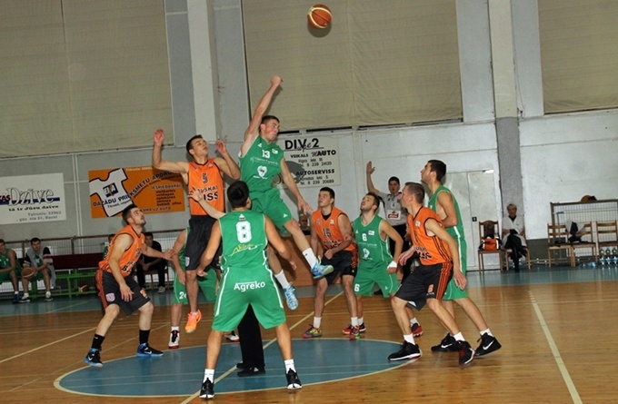 FOTO: Basketbolisti uzvar trešo spēli