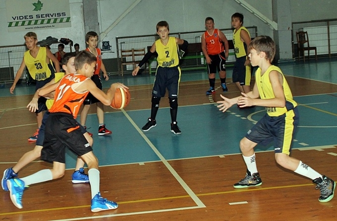 FOTO: Jaunatnes basketbola līgas spēlēs – baušķenieki un iecavnieki