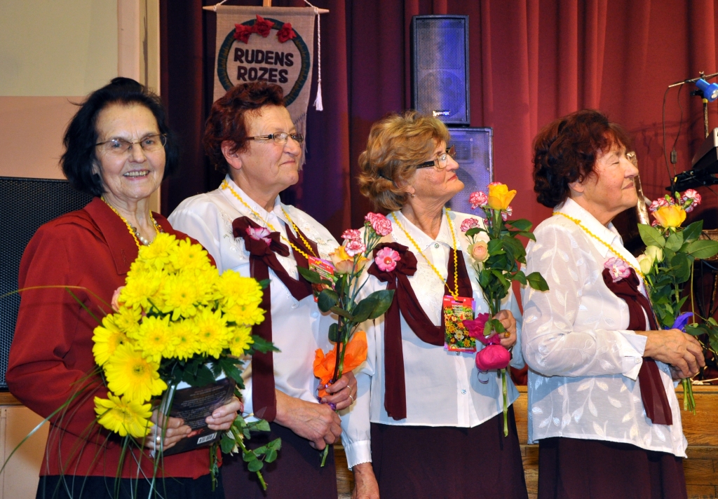 «Rudens rozes» Vecumniekos svin piecu gadu jubileju