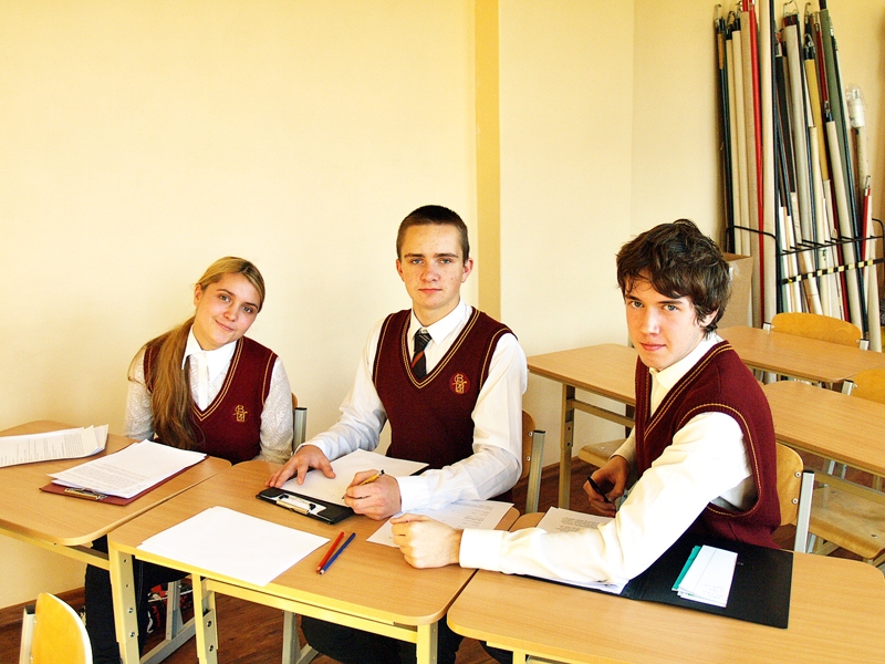Debatēs uzvar mājinieki
