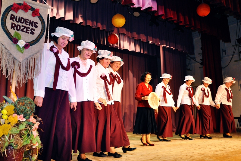 «Rudens rozes» Vecumniekos svin piecu gadu jubileju