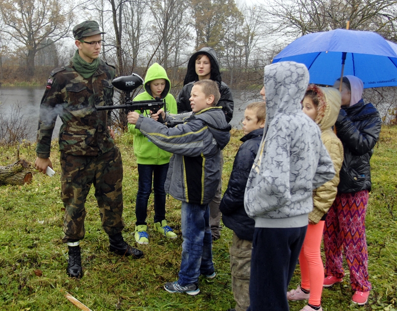 Pilsrundāles jaunsargus lietus nebiedē
