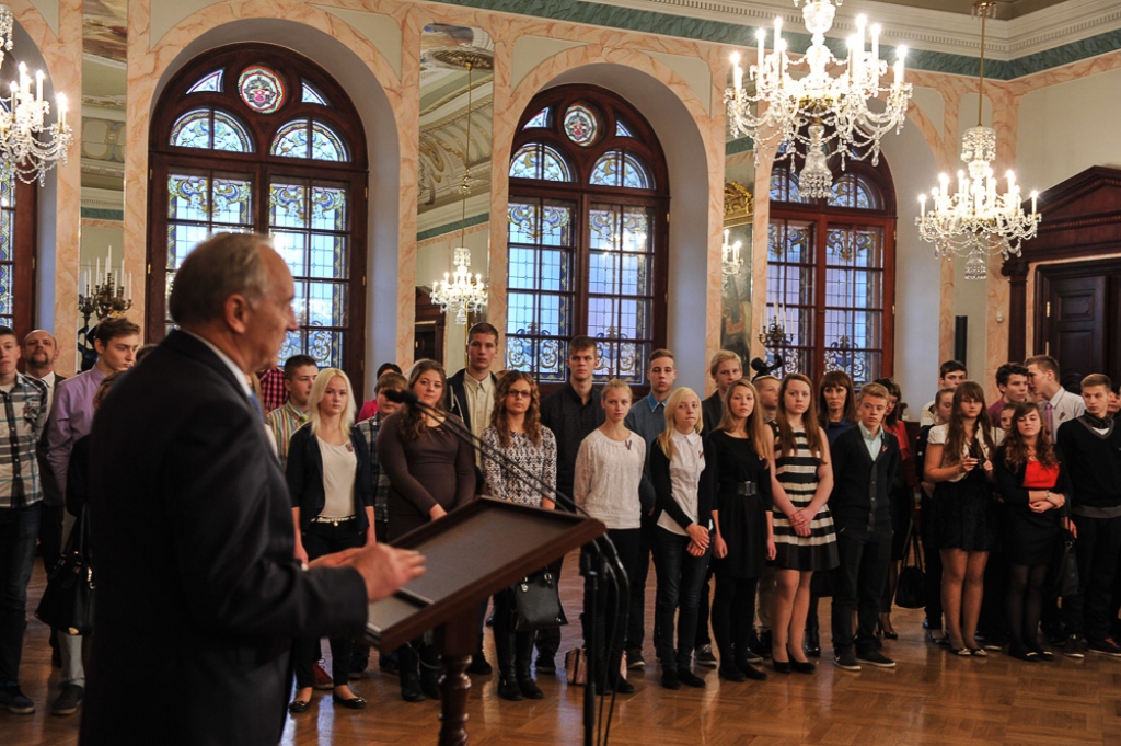 FOTO: Prezidents sveic zinošākos Latvijas devītklasniekus