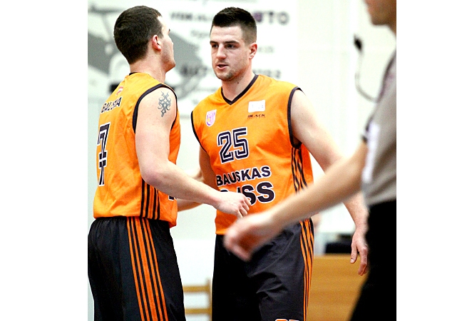 Nervozā basketbola spēles nobeigumā uzvar baušķenieki