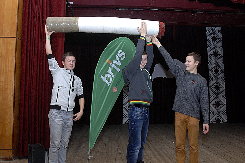 Rundāles jaunieši izzina smēķēšanas sekas