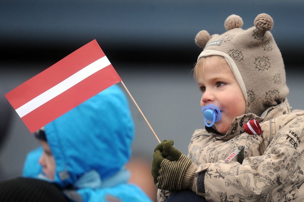 Vairāk nekā puse iedzīvotāju ir apmierināti ar dzīvi Latvijā