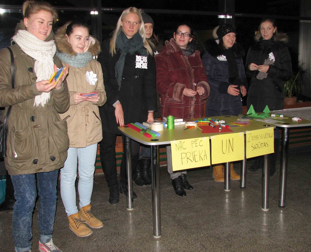 Jaunieši Bauskas autoostā rada svētku noskaņu