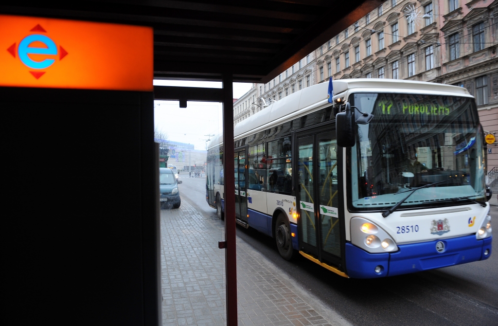 VK: Trūkumi aprēķinos liedz runāt par biļešu padārdzināšanu Rīgas sabiedriskajā transportā