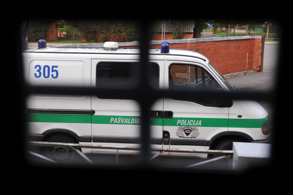 Aiztur vīrieti, kurš ilgstoši seksuāli izmantojis mazu meiteni; notverti vēl trīs iespējamie pedofili