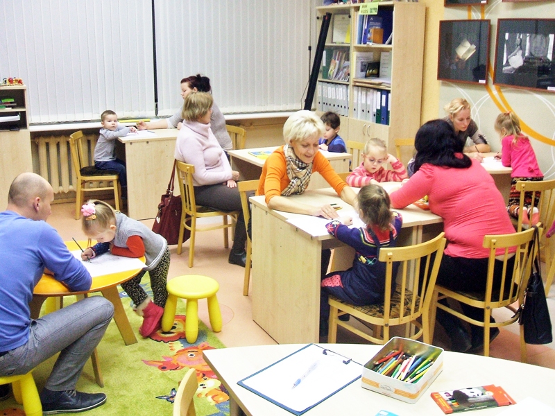 Uz bibliotēku dodas trīsgadnieki