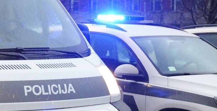 Vecumniekos par nežēlīgu noziegumu aiztur piecu personu grupu