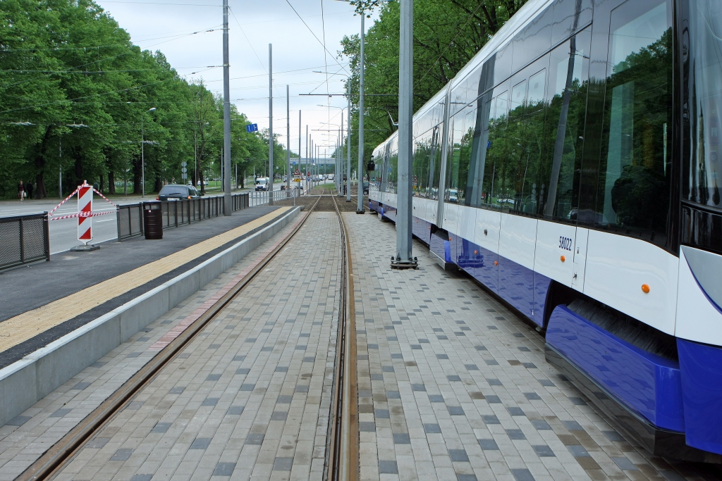 Tramvaja un mašīnas sadursmē cietis auto vadītājs