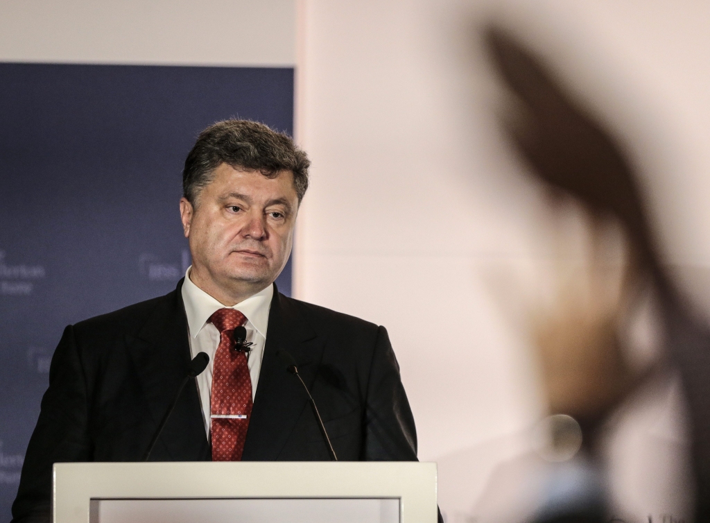 Porošenko lūdz Krieviju atvilkt spēkus un slēgt robežu