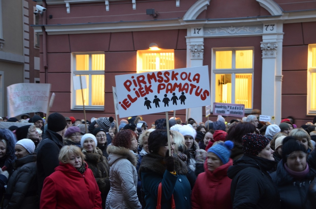 papildināts (11:09) - FOTO: Deputātus pie Saeimas sagaida simtiem piketējošu pedagogu