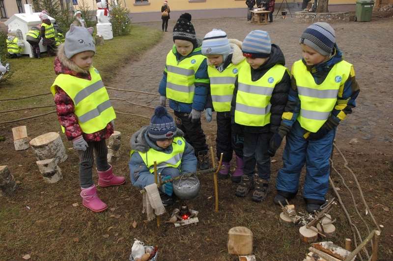 FOTO: Eglītes muzeja pagalmā izrotā lieli un mazi pilsētnieki