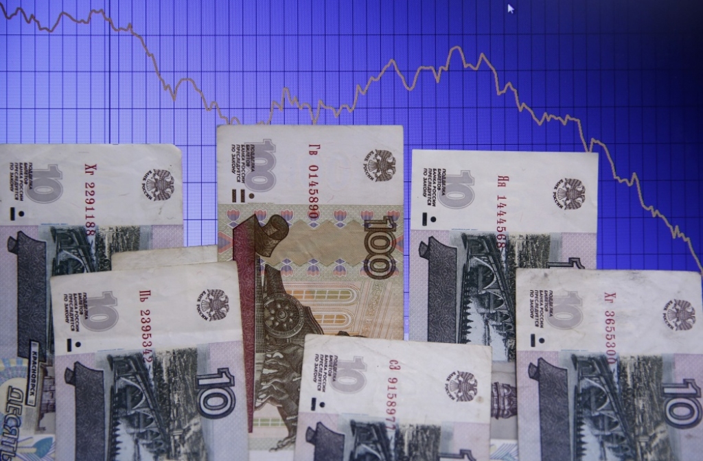 Papildināta - Rublis pēc Krievijas Bankas lēmuma celt likmes nogāžas par gandrīz 20%