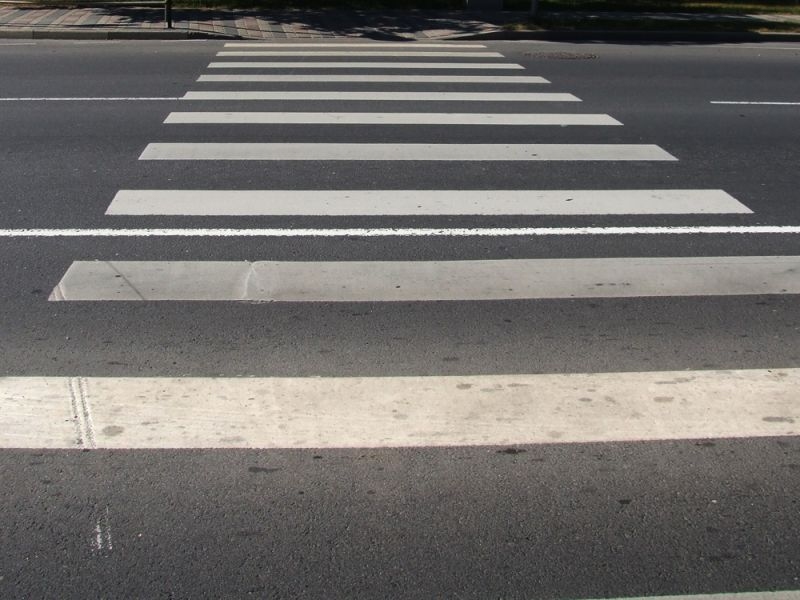 Bauskā automašīna uz gājēju pārejas uzbrauc sievietei