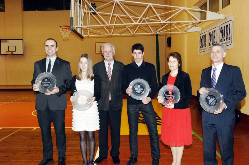 Balvas pasniedz basketbola leģenda