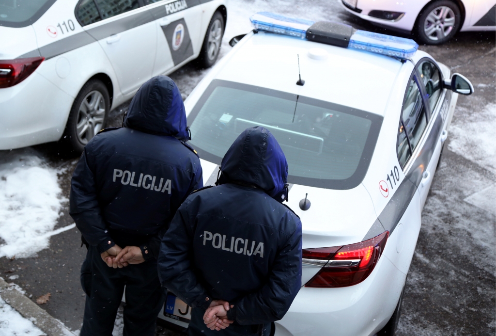 Ar Āboltiņas vīru saistīts uzņēmums smeļ miljonus valsts iepirkumos