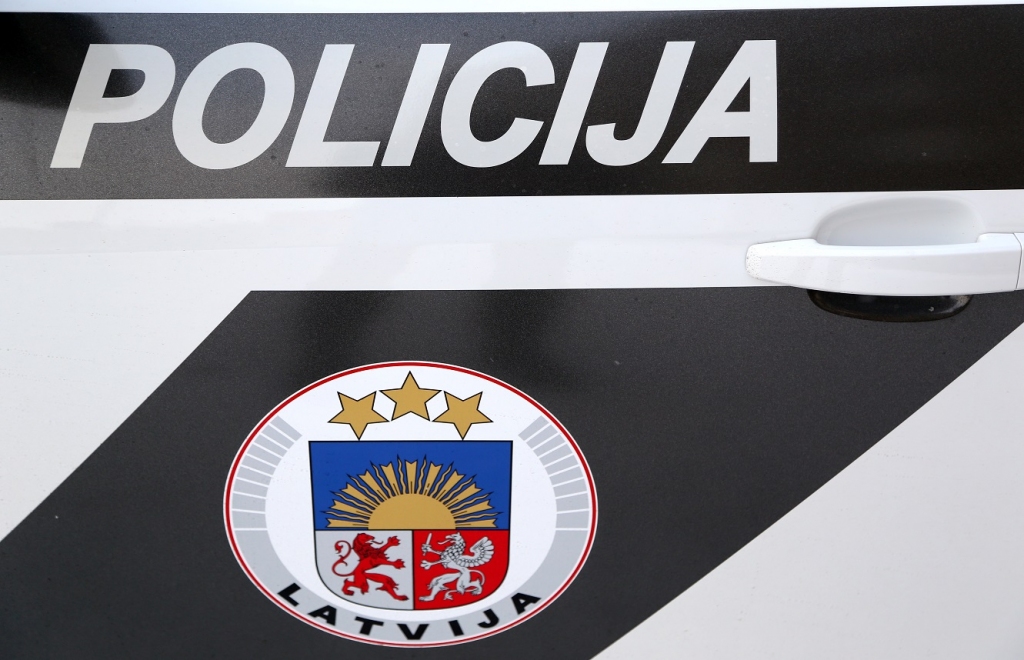 Mantkārīgi jaunieši nogalina vīrieti, nozog viņa auto un vēlāk to sadedzina