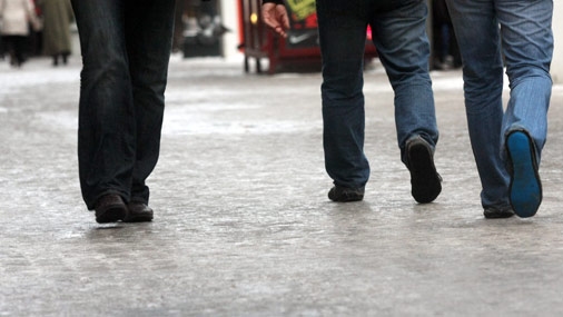 Uz slidenās ietves pensionāre salauž gūžu