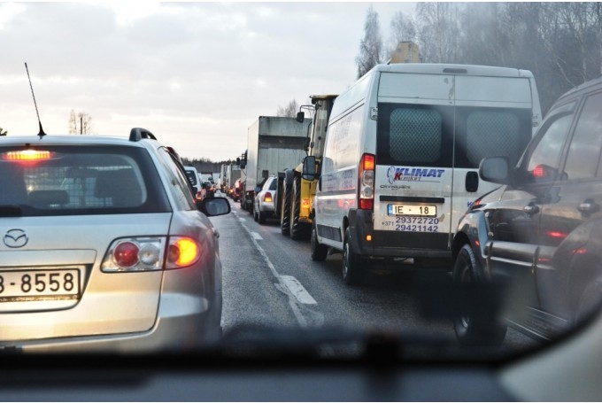 Arī šorīt braukšanas apstākļi pa daudziem ceļiem kritiski