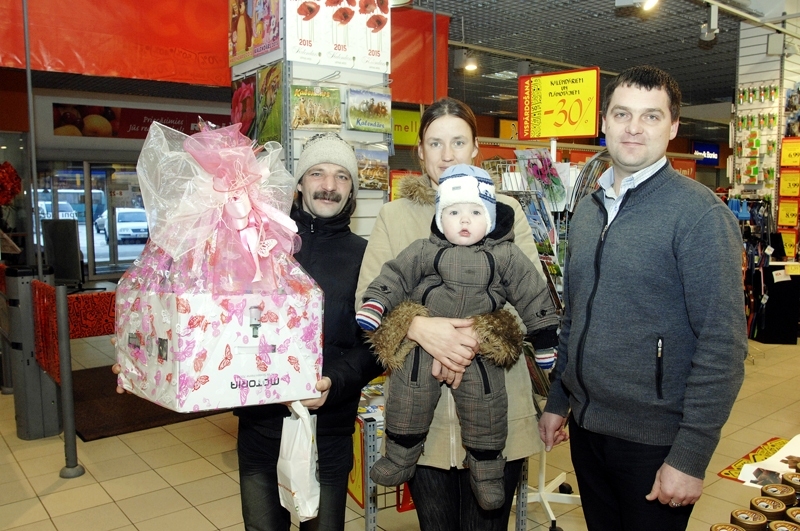 Lielveikalā dzimusī meitenīte jau staigā