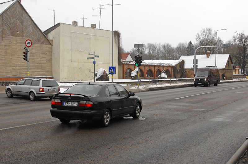 Kalna un Plūdoņa ielas krustojumā Bauskā mulsina luksoforu darbība