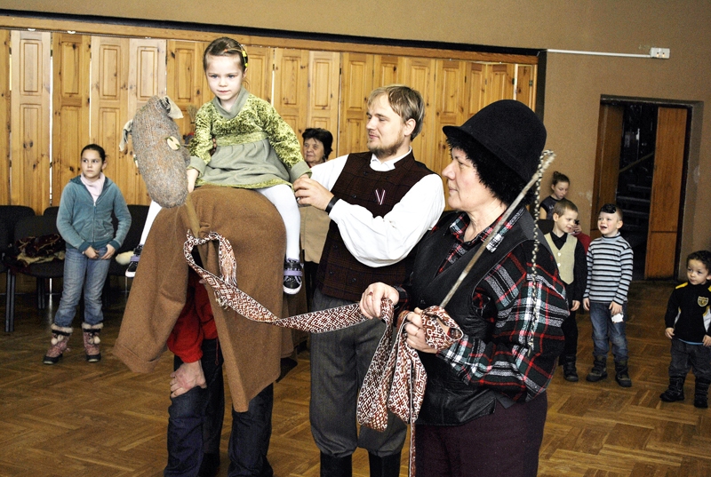 Rotaļas ar Kazu, Nāvi un vilkiem