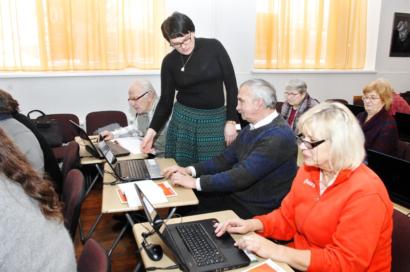Seniori iepazīst virtuālo pasauli